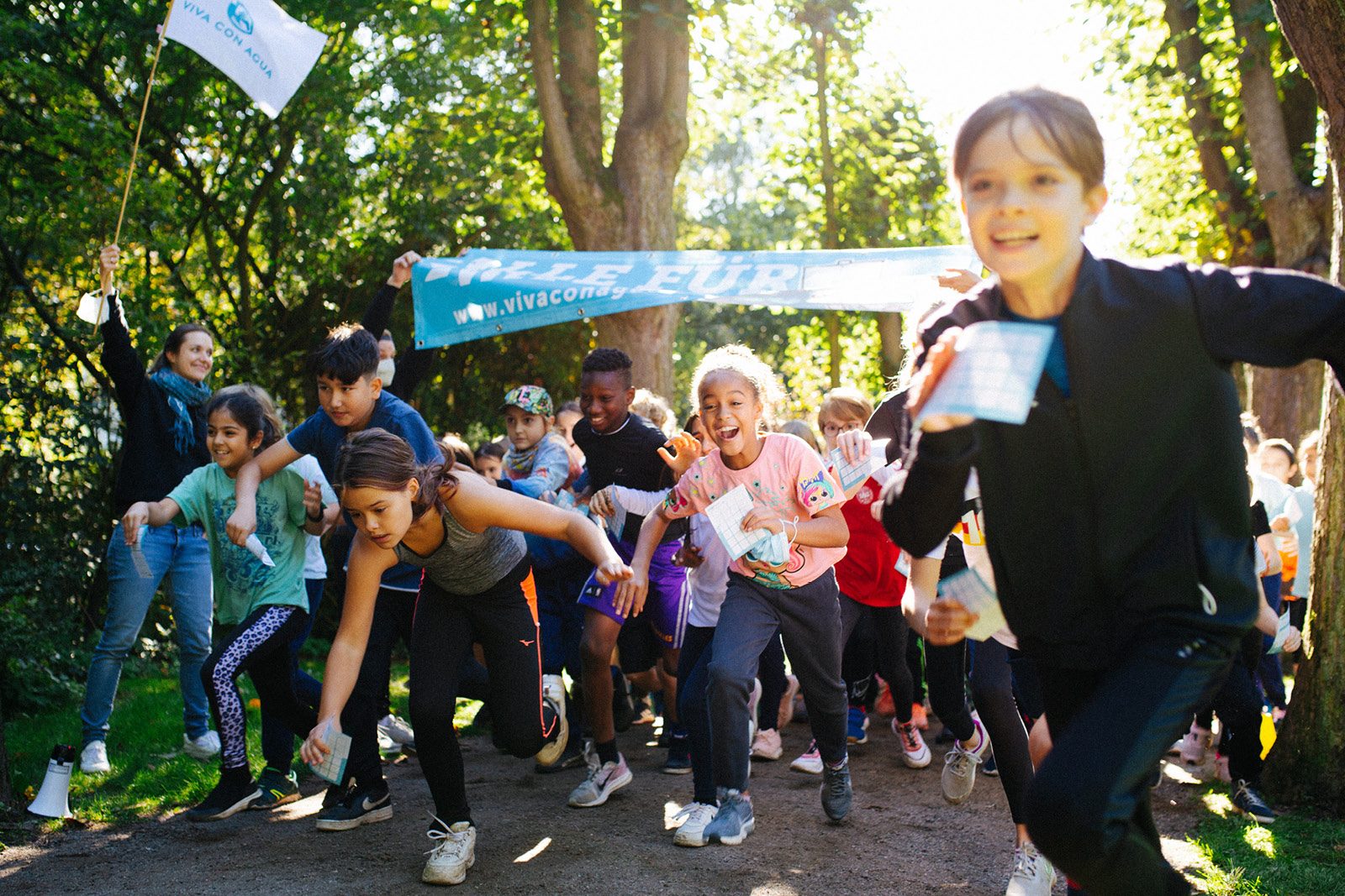 Viele Kinder beim Start einen Spendenlaufs.