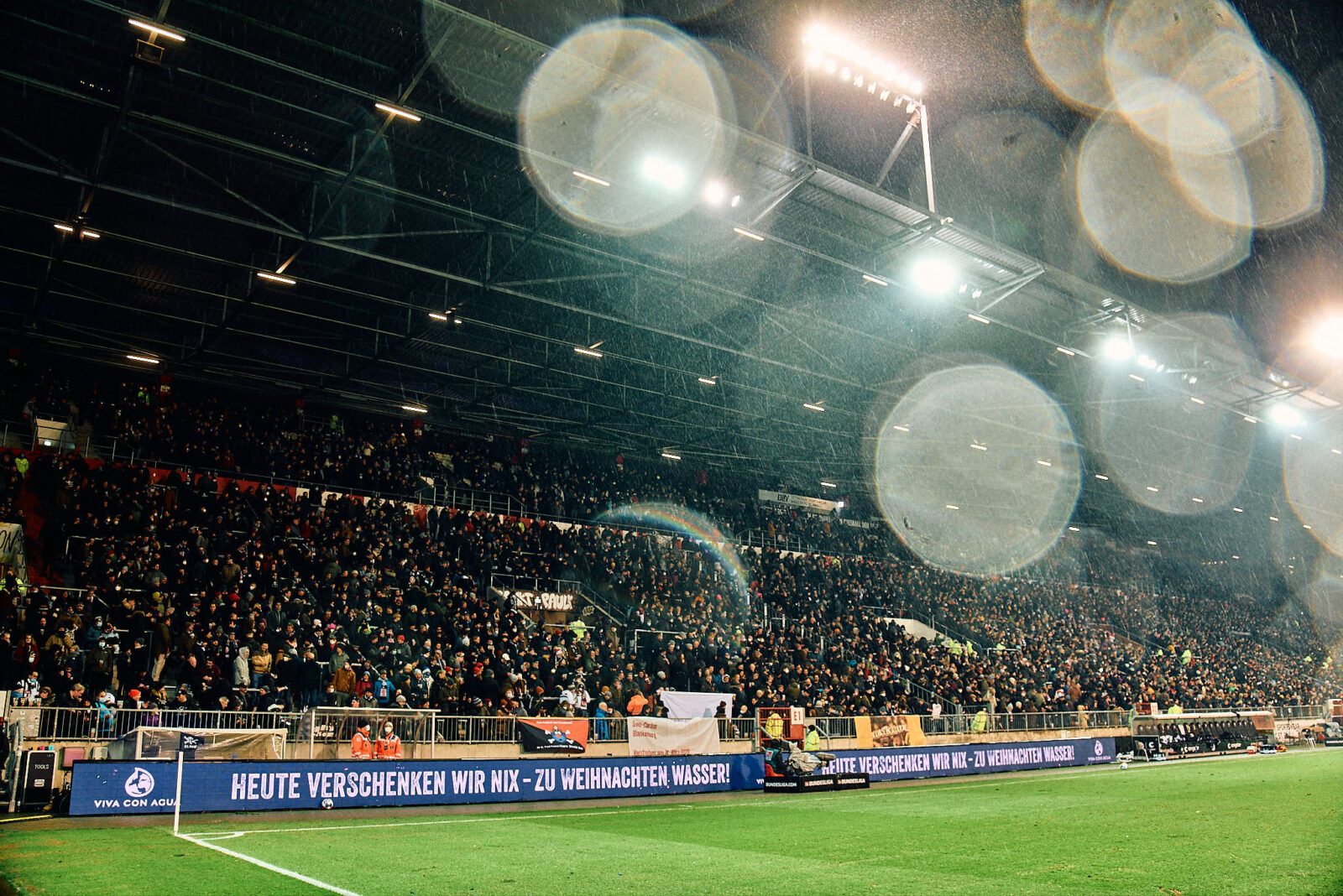 Viva con Agua Banden. Ab der Saison 2024/2025 regelmäßiger im Millerntor zu finden. Zeichen der gemeinsamen Kooperation zwischen dem FC St. Pauli und VcA. Foto: Stefan Groenvald.