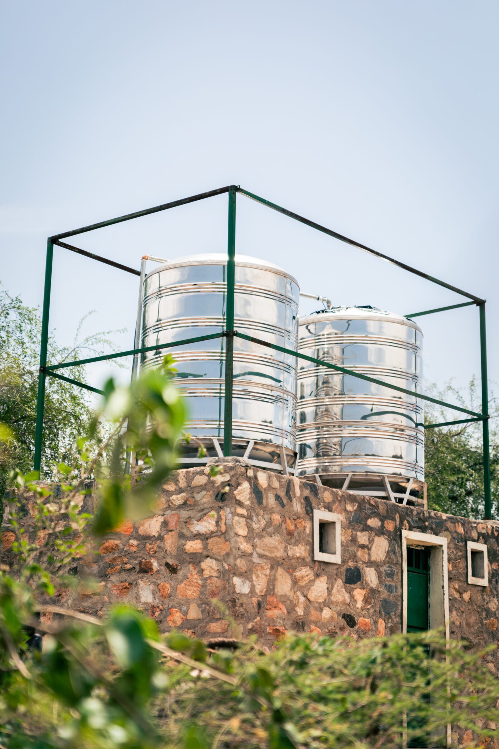 Gesicherte Wasser Tanks. Sauberes Wasser kann bei Überschwemmungen verunreinigt werden. Foto: Leo Müller