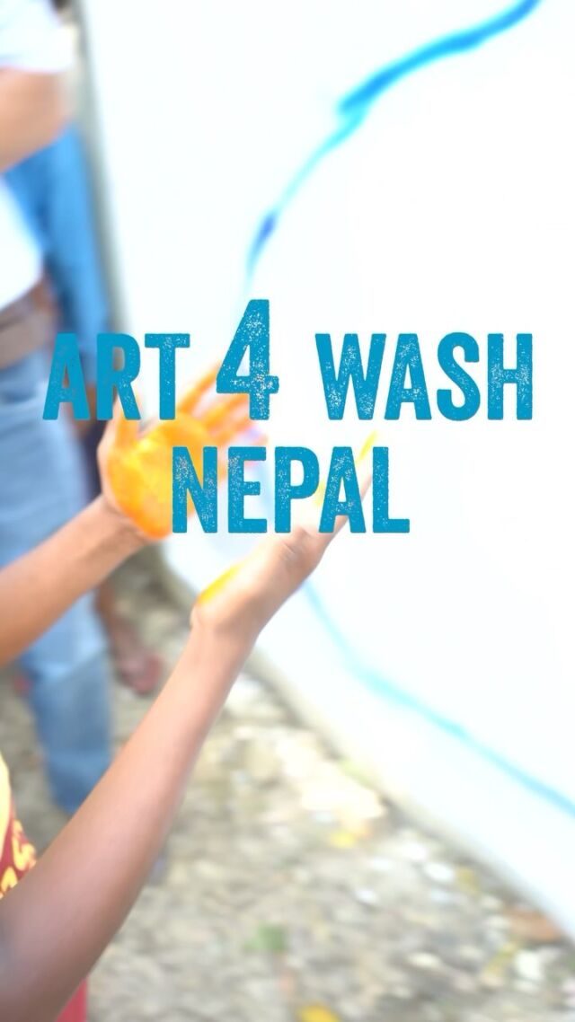 ART 4 WASH Nepal
 
WASH steht für Water, Sanitation und Hygiene. Durch Malen und Kunst werden Kinder 
spielerisch und freudvoll wissen zu diesen Themen näher gebracht. So erlernen sie WASH ganz ohne Hemmungen, Tabus oder Scham und können den Umgang mit sauberem Trinkwasser und Hygiene in ihren Alltag integrieren.
 
Kunst ist eine der drei universellen Sprachen von Viva con Agua. Viva con Agua nutzt den Ansatz ul4bc (universal languages for behaviour change), um in Workshops ohne Sprachbarriere
WASH-Themen zu vermitteln. Die universellen Sprachen Kunst, Sport und Musik sorgen für einen freudvollen und positiven Umgang mit Wasser und Hygiene und helfen somit, Scham und Stereotype zu überwinden und WASH in den Alltag zu integrieren.
 
Die unterstützen Projekte in Nepal werden in Zusammenarbeit mit der @whh_nepal umgesetzt.

#art4wash #ul4bc #wasserfüralle #waterisahumanright