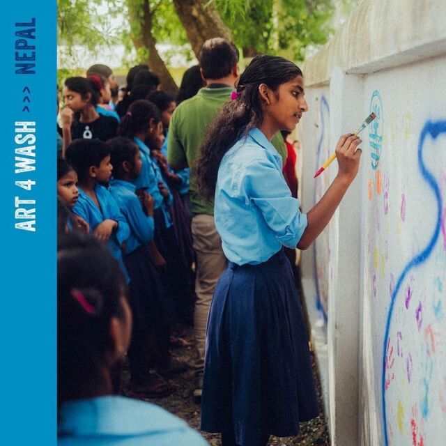 ART 4 WASH Nepal

WASH steht für Water, Sanitation und Hygiene. Durch Malen und Kunst wird Kindern spielerisch und freudvoll Wissen zu diesen Themen näher gebracht. So erlernen sie WASH ganz ohne Hemmungen, Tabus oder Scham und können den Umgang mit sauberem Trinkwasser und Hygiene in ihren Alltag integrieren. 

Kunst ist eine der drei universellen Sprachen von Viva con Agua. Viva con Agua nutzt den Ansatz ul4bc (universal languages for behaviour change), um in Workshops ohne Sprachbarriere 
WASH-Themen zu vermitteln. Die universellen Sprachen Kunst, Sport und Musik sorgen für einen freudvollen und positiven Umgang mit Wasser und Hygiene und helfen somit, Scham und Stereotype zu überwinden und WASH in den Alltag zu integrieren.

Die unterstützenden Projekte in Nepal werden in Zusammenarbeit mit der @whh_nepal umgesetzt.

📸 @jonas.melcher

#art4wash #ul4bc #wasserfüralle #waterisahumanright