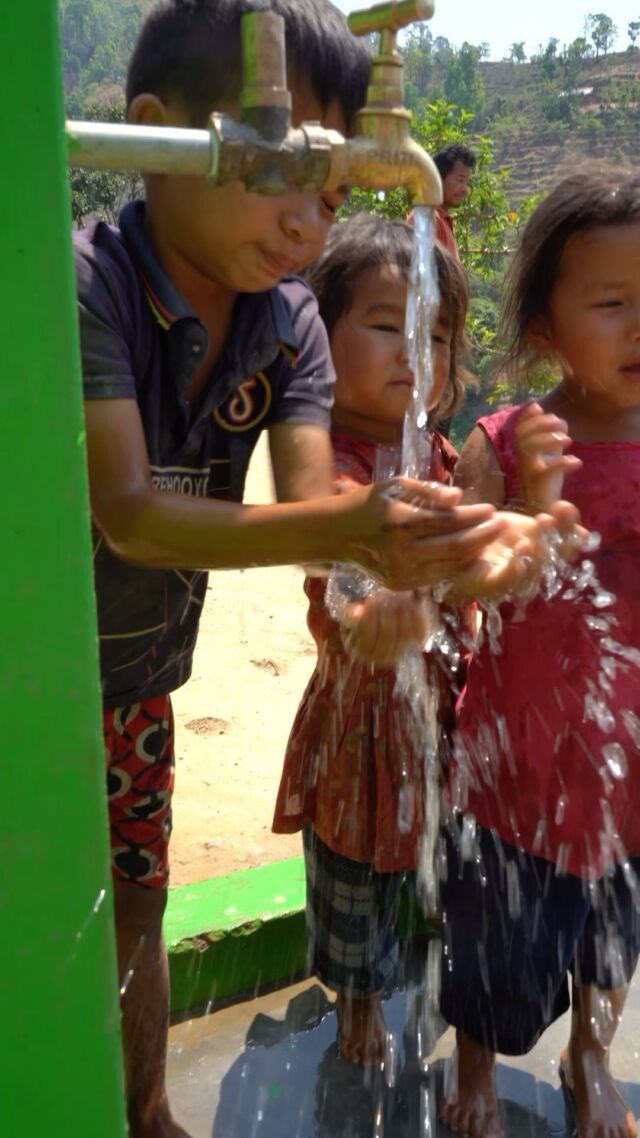 Dantar Trinkwassersystem Nepal

Das Dantar Trinkwasser- und Sanitationsystem in Raksirang, Nepal steht wie viele Projekte in Nepal vor der besonderen Herausforderung, Communities mit Wasser zu versorgen, deren Häuser aufgrund der Berglandschaft sehr weit auseinander und auf sehr unterschiedlichen Höhen liegen.

Eine Quelle am Gipfel des Berges wird genutzt um einen Wassertank zu befüllen, der mit Hilfe von Schwerkraft die weiter unten liegenden Häuser der Community versorgt. So werden insgesamt 34 Haushalte durch das System direkt mit sauberem Trinkwasser erreicht. Jedes Haus hat seinen eigenen Wasserhahn und bekommt eine eigene Toilette.

Das Projekt wird umgesetzt in Zusammenarbeit mit @whh_nepal und @rrn.nepal

#waterisahumanright #wasserfüralle #wasseristleben #nepal